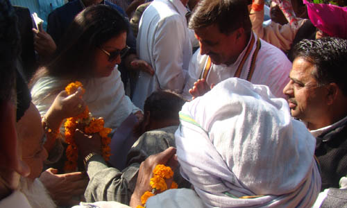 वसुंधरा राजे के जन्मदिन परबधाई देने के लिए उमड़े लोग़ वसुंधरा राजे के जन्मदिन परबधाई देने के लिए उमड़े लोग़