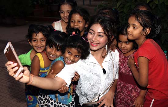 फिल्म राजा अबरोडिया का महूरत अँधेरी के बाल भवन एन जी ओ की बच्चियों के साथ फिल्म राजा अबरोडिया का महूरत अँधेरी के बाल भवन एन जी ओ की बच्चियों के साथ