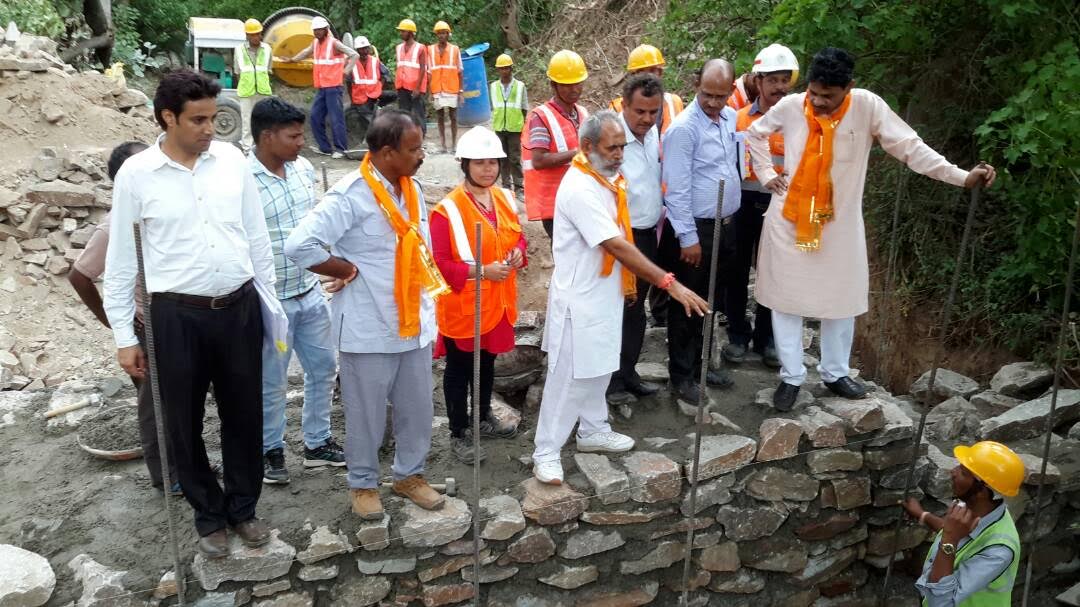 प्रभारी मंत्री ने किया विभिन्न योजनाओं के कार्यों का औचक निरीक्षण प्रभारी मंत्री ने किया विभिन्न योजनाओं के कार्यों का औचक निरीक्षण