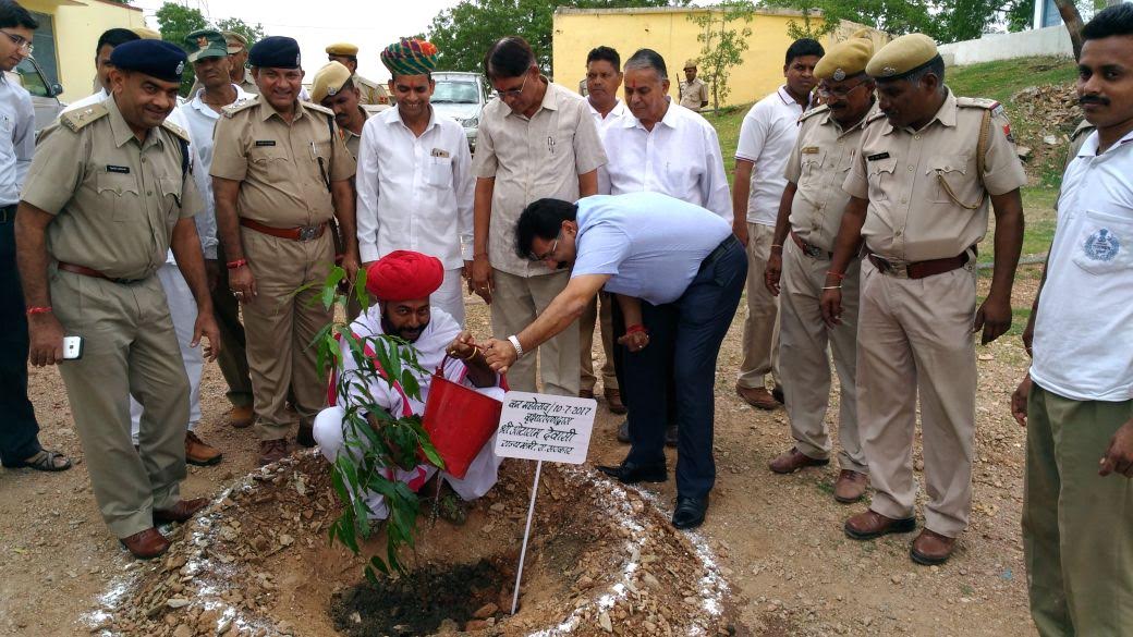 सघन वृक्षारोपण से इंद्र देवता भी हुए प्रसन्न सघन वृक्षारोपण से इंद्र देवता भी हुए प्रसन्न