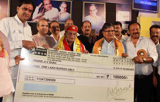 संगीतकार आनन्द को मिला 1 लाख का पुरूस्कार संगीतकार आनन्द को मिला 1 लाख का पुरूस्कार
