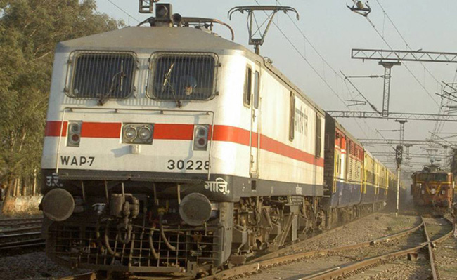 15 दिन और निरस्त रहेंगी मुंबई रूट की ट्रेनें