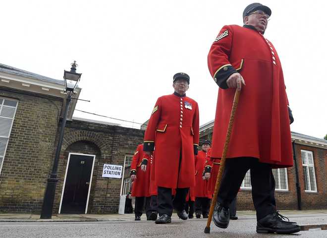 Britain votes on EU membership after tight and bitter campaign Britain votes on EU membership after tight and bitter campaign