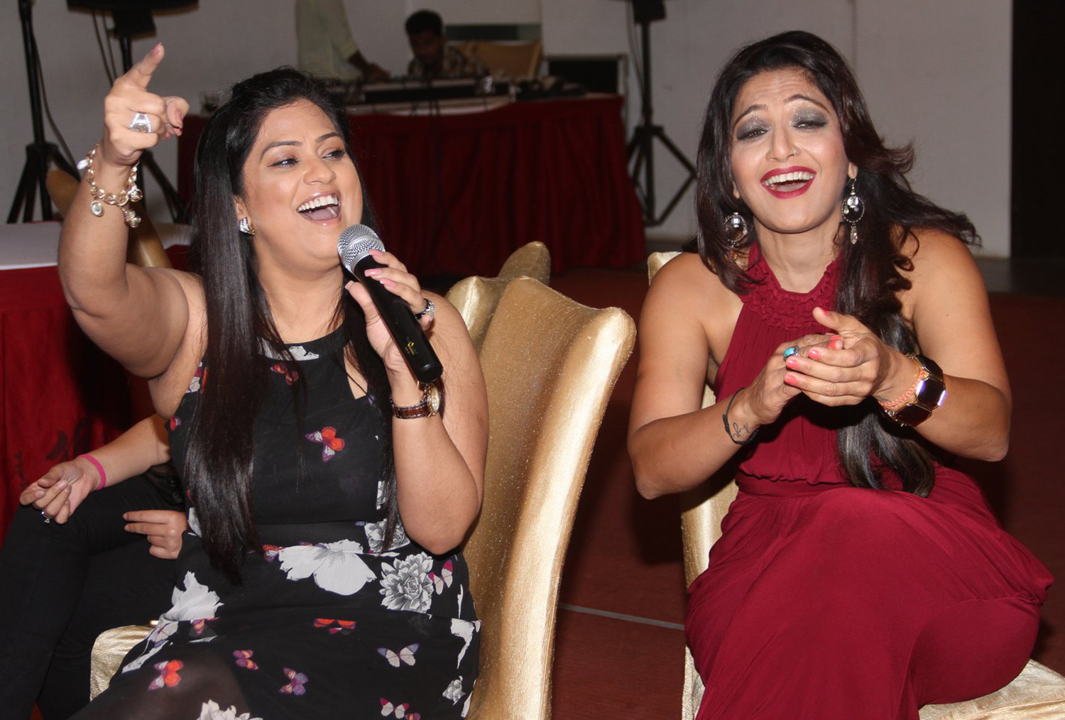 Deepshikha kept a surprise party for her sister Aartii Naagpal Deepshikha kept a surprise party for her sister Aartii Naagpal