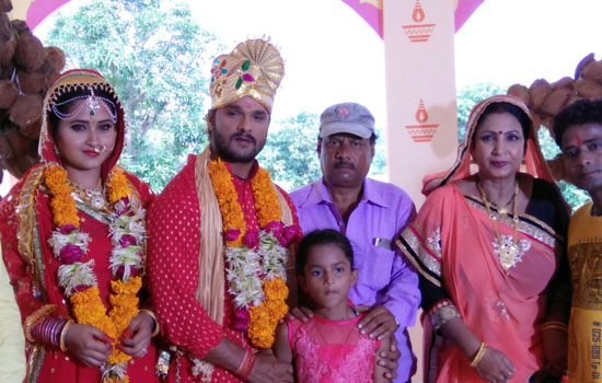 बेटी कृति के सामने खेसारी ने रचाई काजल राघवानी से शादी बेटी कृति के सामने खेसारी ने रचाई काजल राघवानी से शादी
