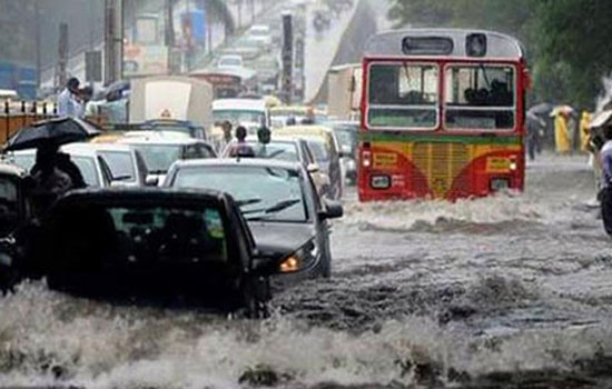 मुंबई में भारी बारिश यातायात बाधित