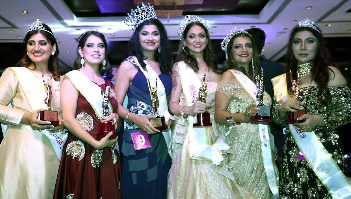 Sonkavde,Alesia Raut at finale of Mrs Bharat Icon 201