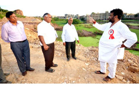 प्रो. राठौड ने किया गणेश मन्दिर स्थित तालाब  विकास कार्यों का निरीक्षण