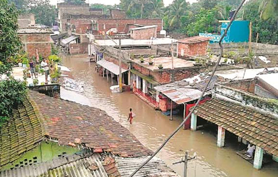 बाढ़ का कहर, 5.5 लाख बेघर