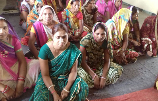 गांव-गांव में आयोजित हो रहे है सास-बहू सम्मेलन