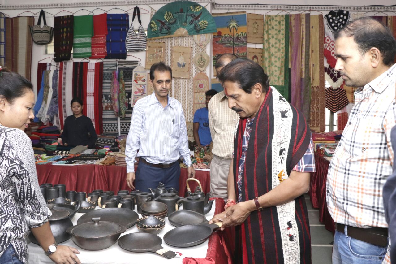 पूर्वोत्तर के 8 राज्यों उत्पादों की प्रदशर्नी एक छत के नीचे पूर्वोत्तर के 8 राज्यों उत्पादों की प्रदशर्नी एक छत के नीचे