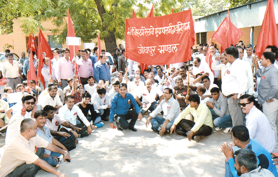 मजदूर विरोधी नीतियों के विरूद्ध प्रदर्शन 