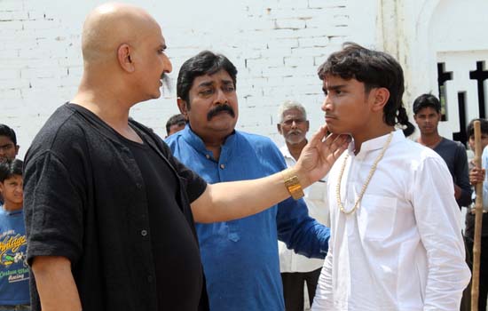 रॉयल इंट्री कर रहे हैं हर्ष ठाकुर रॉयल इंट्री कर रहे हैं हर्ष ठाकुर