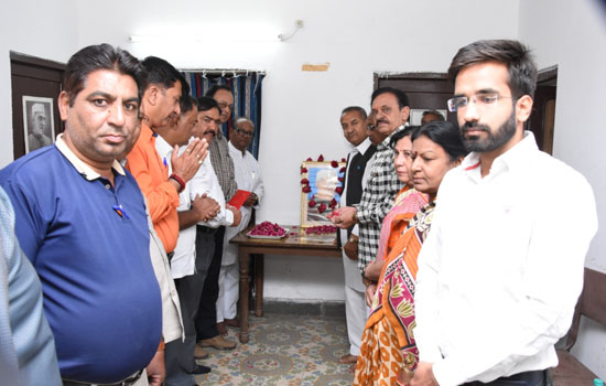 पण्डित जवाहर लाल नेहरू की जयन्ती ‘बालदिवस‘पुष्पांजलि पण्डित जवाहर लाल नेहरू की जयन्ती ‘बालदिवस‘पुष्पांजलि