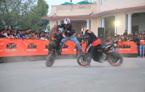 केटीएम द्वारा उदयपुर में शानदार स्टंट शो का आयोजन केटीएम द्वारा उदयपुर में शानदार स्टंट शो का आयोजन