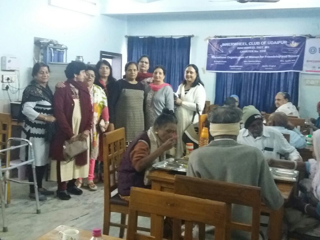 सर्दी में वृद्धजनों दिये उनी वस्त्र सर्दी में वृद्धजनों दिये उनी वस्त्र