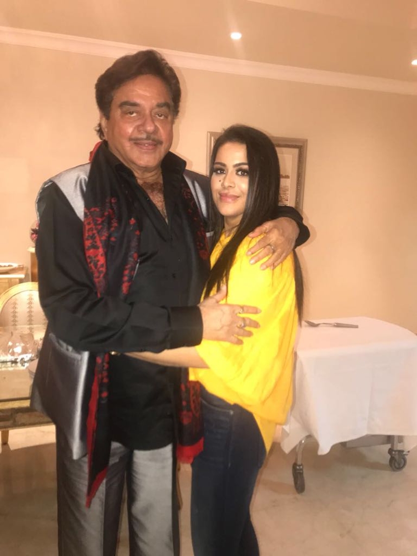 संजय दत्त की बेटी त्रिशाला से शत्रुघ्न की हुई मुलाकात संजय दत्त की बेटी त्रिशाला से शत्रुघ्न की हुई मुलाकात