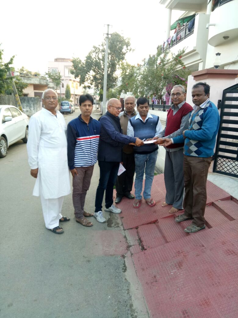 भागवत कथा के कार्ड वितरण का काम जोरों पर- भागवत कथा के कार्ड वितरण का काम जोरों पर-