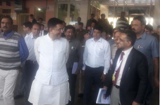 रेल मंत्री द्वारा  उदयपुर सिटी स्टेशन का निरीक्षण