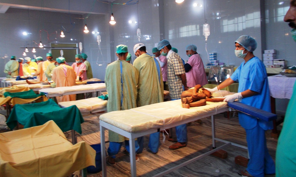 बाराबंकी के हंडियाकोल में निःशुल्क चिकित्सा शिविर शुरू