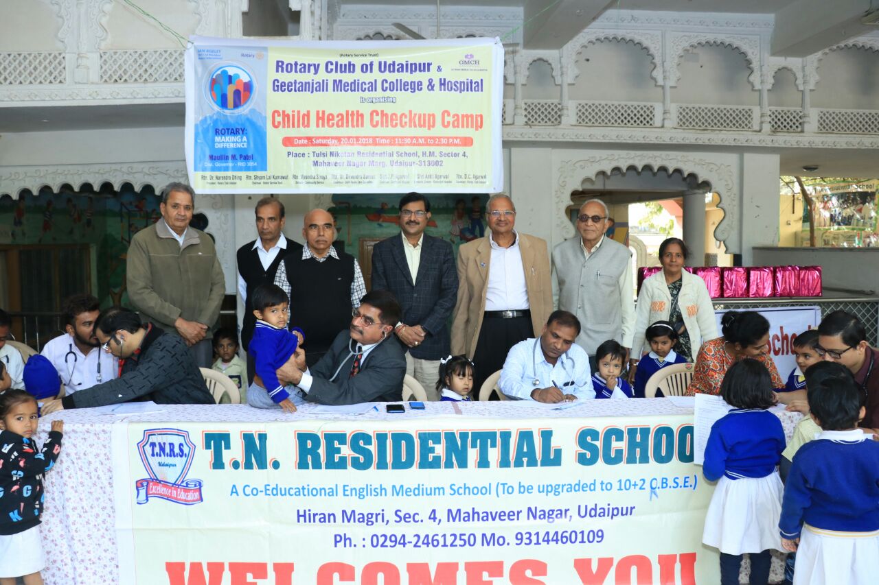 स्वास्थ्य परीक्षण षिविर में ३०० बच्चों का हुआ परीक्षण