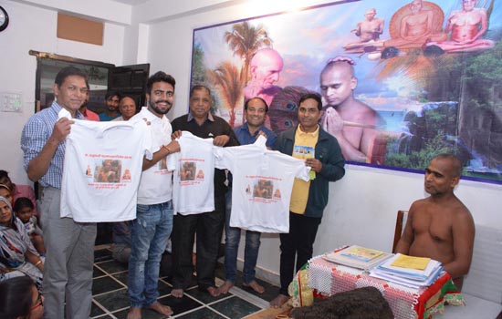 भगवान बाहुबली महामस्तकाभिषेक का शर्ट व पुस्तक हुआ भव्य विमोचन । भगवान बाहुबली महामस्तकाभिषेक का शर्ट व पुस्तक हुआ भव्य विमोचन ।