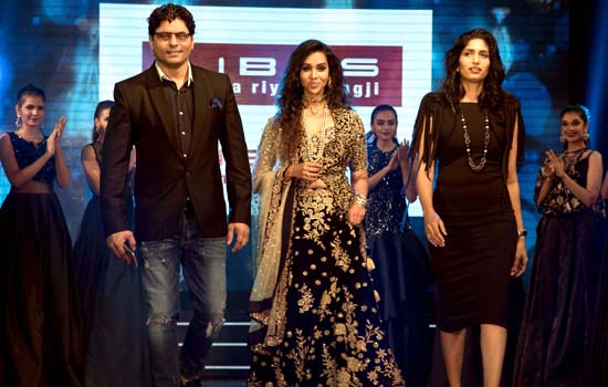 Kingfisher Ultra's Pre Derby Fashion show at Mahalaxmi Race course. Kingfisher Ultra's Pre Derby Fashion show at Mahalaxmi Race course.