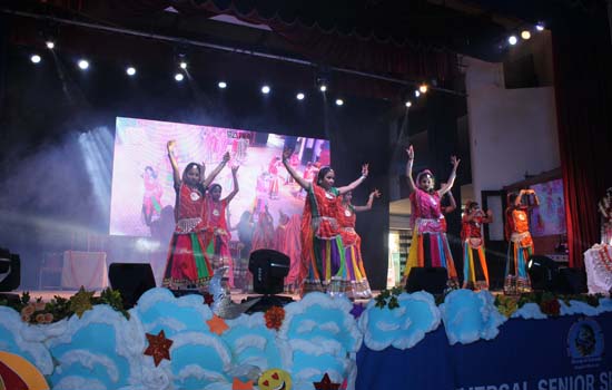 नन्हें-नन्हें बालकों की नृत्य प्रस्तुति देखकर दशर्क हुए अचम्भित नन्हें-नन्हें बालकों की नृत्य प्रस्तुति देखकर दशर्क हुए अचम्भित