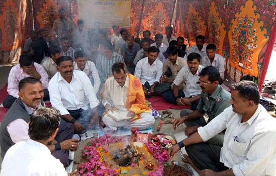 सिक्योरिटी गार्डो ने धरना स्थल पर किया सद्बुद्धि यज्ञ