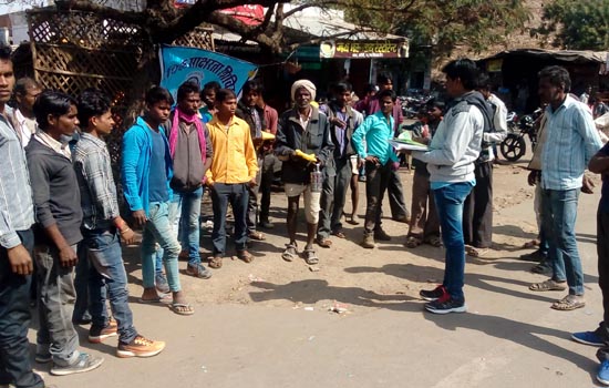 आदिवासियों के अधिकारों एवं सरकार की कल्याणकारी योजनाओ का प्रचार प्रसार किया