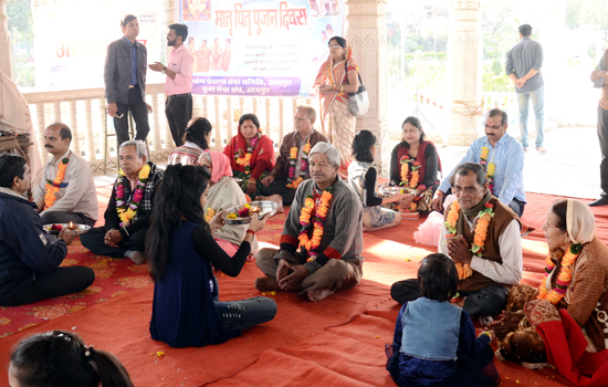 वेलन्टाईन-डे  नहीं मातृ-पितृ पूजन दिवस मनाया