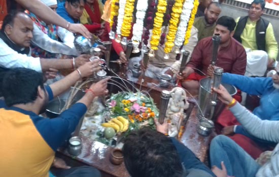महाशिवरात्रि पर मंत्रोच्चारण के साथ हुई भगवान शिव की चार पहर की पूजा