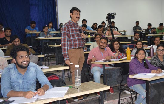 सी.ए.अशोक पाहवा की FINANCIAL REPORTING का छात्रोंपर चढा जबरदस्तरंग सी.ए.अशोक पाहवा की FINANCIAL REPORTING का छात्रोंपर चढा जबरदस्तरंग