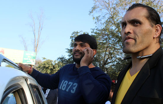 एनकाउंटर 18 का प्रमोशन करने खली घूमे उदयपुर शहर में एनकाउंटर 18 का प्रमोशन करने खली घूमे उदयपुर शहर में
