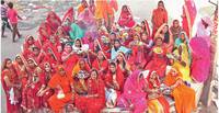 पीपल पूजा कर सुख-समृद्धि की कामनाएं कीं, घरों में गहनों के रूप में रखा सूत| पीपल पूजा कर सुख-समृद्धि की कामनाएं कीं, घरों में गहनों के रूप में रखा सूत|