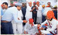 दुल्हन से बड़ा कोई दहेज नहीं, दूल्हे ने Rs.11 लाख लौटा शगुन का रुपया-नारियल लिया दुल्हन से बड़ा कोई दहेज नहीं, दूल्हे ने Rs.11 लाख लौटा शगुन का रुपया-नारियल लिया