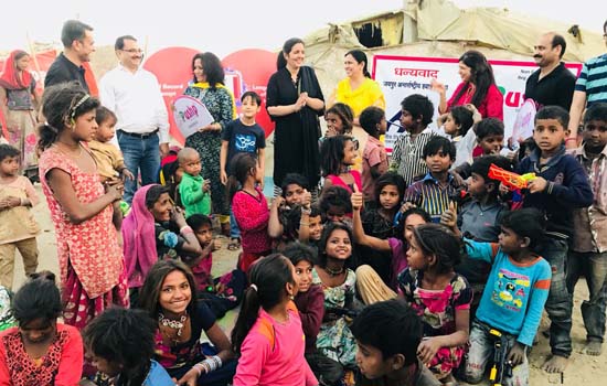 एयरपोर्ट के सहयोग से कच्ची बस्ती में बंटे टॉयज और जरूरी सामान एयरपोर्ट के सहयोग से कच्ची बस्ती में बंटे टॉयज और जरूरी सामान