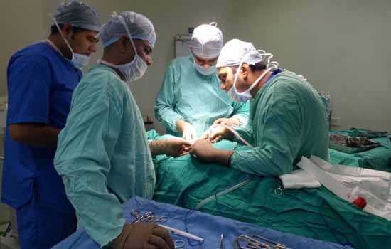 खाना खाते निगला नकली दांत, ध्वनि नली बचाकर निकाला खाना खाते निगला नकली दांत, ध्वनि नली बचाकर निकाला
