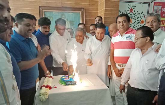  भगवान झुलेलाल सांई के जन्मोत्सव पर समाज के गुरू जी सन्त कुमार जी द्वारा केक काटकर सभी को बधाई दी गयी