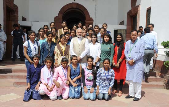 उदयपुर की 63 बेटियां सांसद श्री अर्जुनलाल मीना के साथ प्रधानमंत्री से मिली
