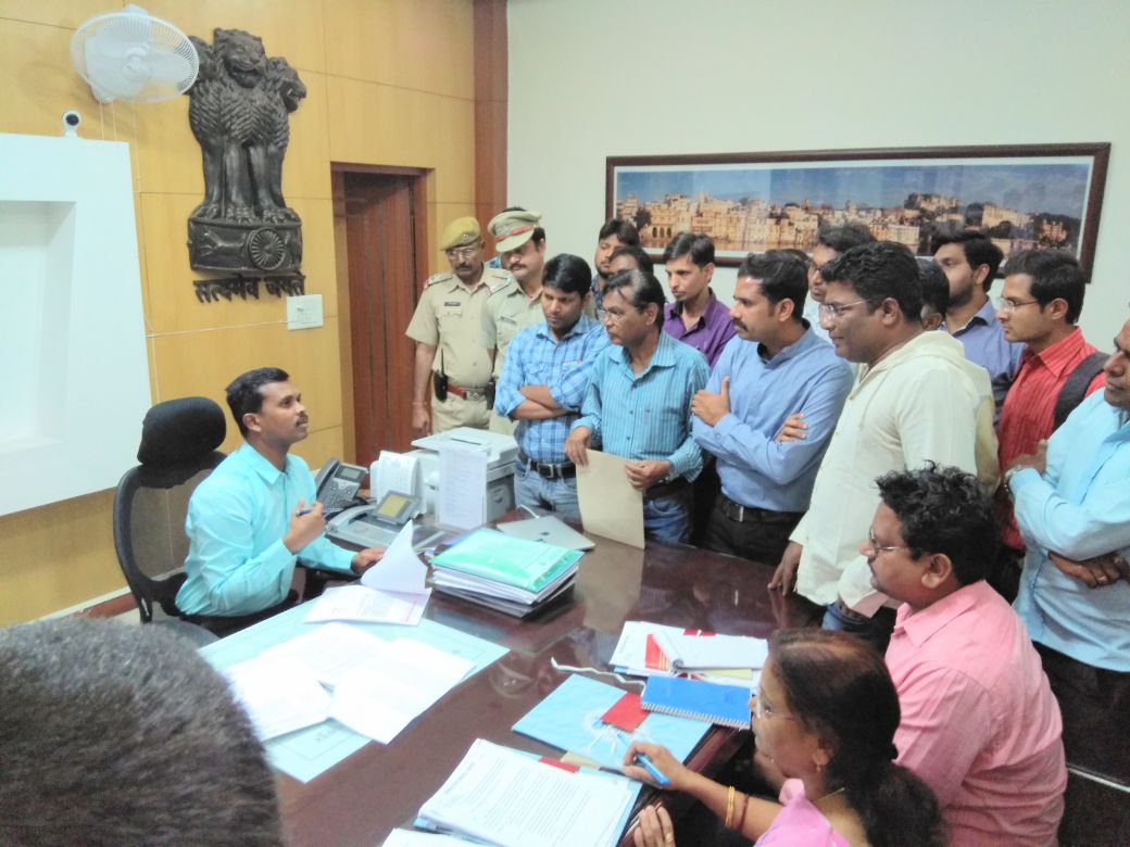 शर्मा अस्पताल के विरूद्घ पत्रकार हुए लामबद्घ शर्मा अस्पताल के विरूद्घ पत्रकार हुए लामबद्घ