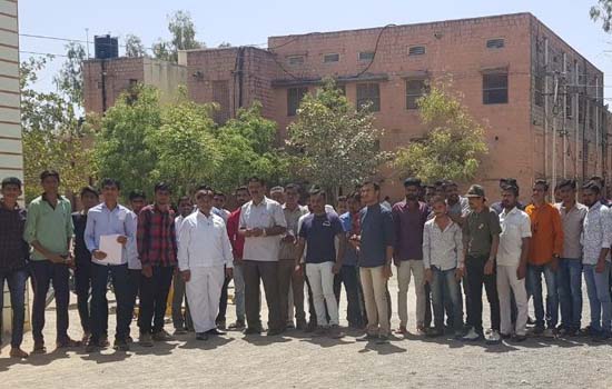 अतिक्रमण हटाने की मांग अतिक्रमण हटाने की मांग