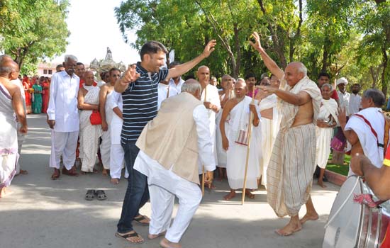 महावीर जन्मोत्सव पर पावापुरी मे हुऐ ग्यारह अभिशेक 