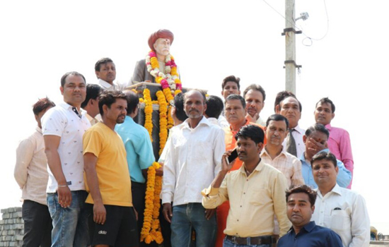 ज्योति बा फुले की प्रतिमा पर माल्यर्पण ज्योति बा फुले की प्रतिमा पर माल्यर्पण