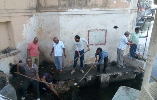 झील प्रेमियों द्वारा श्रमदान कर झील क्षेत्र से भरी मात्रा में कूड़ा करकट झील प्रेमियों द्वारा श्रमदान कर झील क्षेत्र से भरी मात्रा में कूड़ा करकट