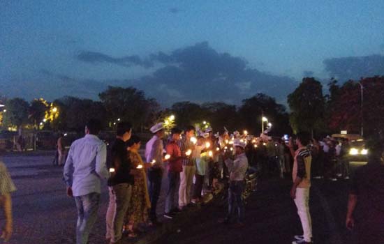 बलात्कार की दिन ब दिन बढ़ती घटनाओं के विरोध में ‘आप’ का ‘कैंडल मार्च’ बलात्कार की दिन ब दिन बढ़ती घटनाओं के विरोध में ‘आप’ का ‘कैंडल मार्च’
