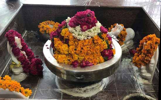 पांडव कालीन नीली छतरी मंदिर में शिव परिवार की मूर्ती स्थापना संपन्न