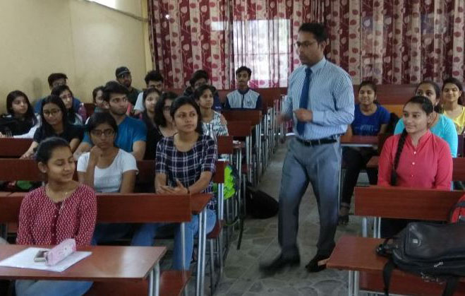 फॅमिली डॉक्टर की तरह फॅमिली लॉयर का जमाना है फॅमिली डॉक्टर की तरह फॅमिली लॉयर का जमाना है