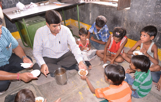 कलक्टर ने बच्चों को हलवा खिलाया कलक्टर ने बच्चों को हलवा खिलाया