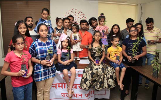 हजारों घर आंगन में लगेगा तुलसी का पौधा हजारों घर आंगन में लगेगा तुलसी का पौधा